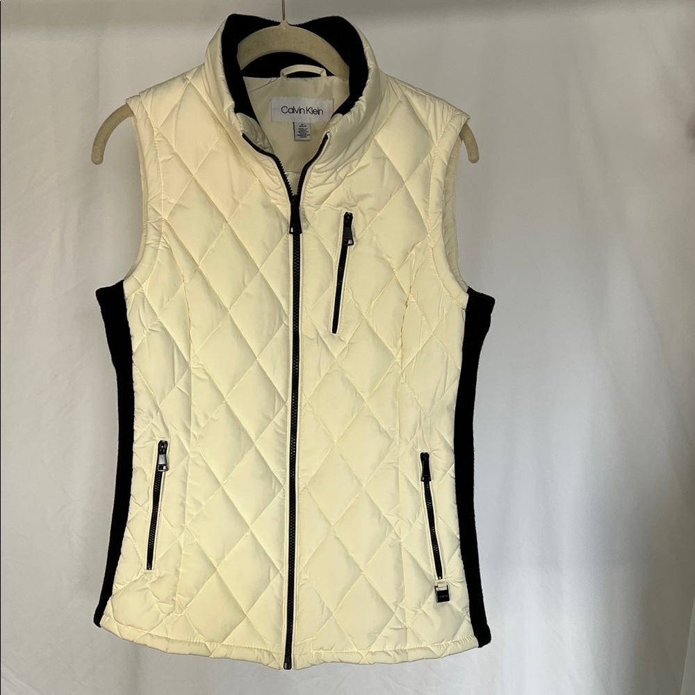 Cream and black quilted fitted vest by Calvin Klein with ribbed knit details sm